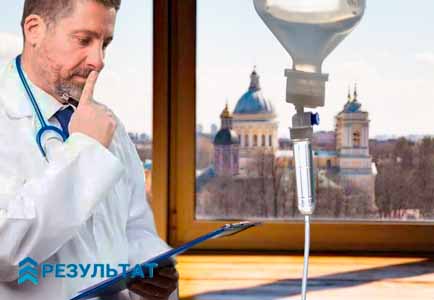 Алкоголик с бокалом в состоянии похмелья