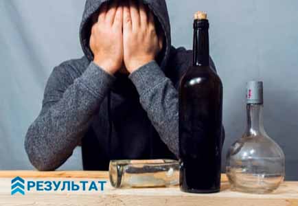 Алкоголик закрыл лицо ладонями