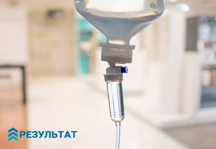 Капельница на размытом фоне больницы