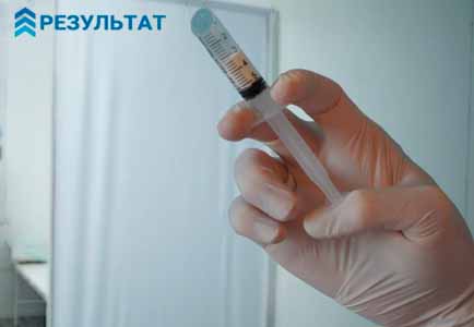 Шприц с препаратом для кодирования алкоголизма в руке