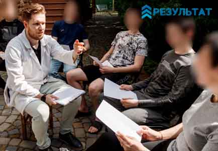 Психотерапевт и его пациенты во время тренинга