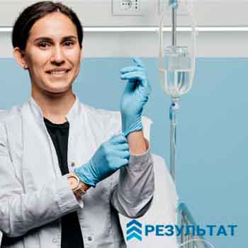 Медсестра в палате клиники